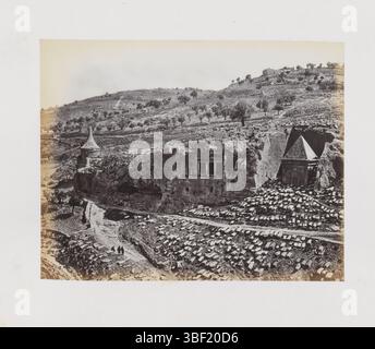 Jerusalem, Bedford, Franziskus, Jerusalem-die so genannten Denkmäler von Absalom und Zacharias im Tal von Joschophat mit den modernen Grabsteinen, Blick auf das Kidron-Tal bei Jerusalem mit dem Grab von Absalom, dem Grab von Zacharja und dem Grab von Benei Hezir, Jerusalem-Ansicht des Olivenbergs, mit dem Garten Getsemane, rekto gedruckt, Foto, Foto, Seite, Foto-illustrierte Bücher, Platte 22, fotografiert von Francis Bedford während der Tour in the East, auf der er seine Königliche Hoheit den Prinzen von Wales annahm, Höhe 101 mm, Breite 125 mm, 1816 - 1894, Fotograf, Stockfoto