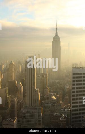 Trübe, stimmungsvolle Aussicht auf die Skyline von New York und das Empire State Building Stockfoto