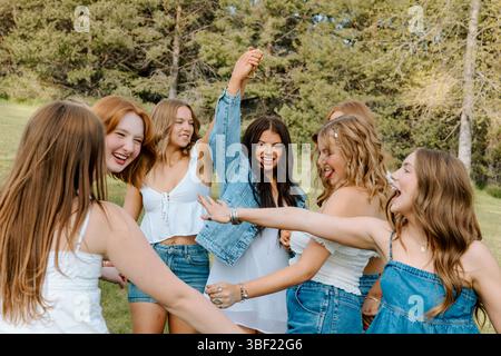 Fröhliche Universitätsstudenten feiern gemeinsam im Freien Stockfoto