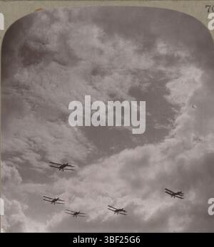 Realistische Reisen, Aufrechterhaltung unserer Vormachtstellung in der Luft, ein Schlachtgeschwader in, Rahmen britischer Flugzeuge, rechteckig gedruckt, Stereogramm, Stereophoto, Fotos, auf königlichen Befehl an ihre kaiserlichen majestäten König Georg V. und Königin Maria, 70, Höhe 85 mm, Breite 170 mm, Fotograf, 1914 - 1918, Pappe, Fotopapier, Gelatinedruck, Entwicklungsgelatinedruck Stockfoto