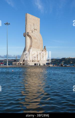 Das Denkmal Padrão dos Descobrimentos am Nordufer der Flussmündung des Tejo in Lissabon feiert das portugiesische Zeitalter der Entdeckung. Stockfoto