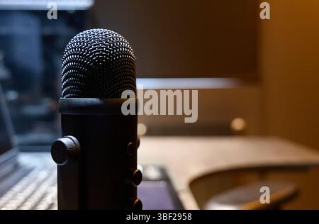 Nahaufnahme eines Mikrofons in einem Aufnahmestudio während der Audioaufnahme Stockfoto