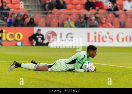 Toronto, Kanada. Mai 2025. Torhüter Sean Johnson #1 des Toronto FC fängt den Ball während des MLS-Spiels zwischen Toronto FC und Philadelphia Union im BMO Field ein. Endpunktzahl Philadelphia Union 2-1 Toronto FC. Am 28. Mai 2025 in Toronto, Kanada. (Foto: Leonardo Ramirez/Eyepix Group/SIPA USA) Credit: SIPA USA/Alamy Live News Stockfoto