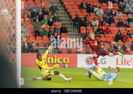 Toronto, Kanada. Mai 2025. Ola Brynhildsen #9 des Toronto FC erzielte im MLS-Spiel zwischen Toronto FC und Philadelphia Union im BMO Field ein Tor. Endpunktzahl Philadelphia Union 2-1 Toronto FC. Am 28. Mai 2025 in Toronto, Kanada. (Foto: Leonardo Ramirez/Eyepix Group/SIPA USA) Credit: SIPA USA/Alamy Live News Stockfoto