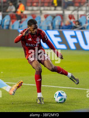 Toronto, Kanada. Mai 2025. Tyrese Spicer #16 des Toronto FC kontrolliert den Ball während des MLS-Spiels zwischen Toronto FC und Philadelphia Union im BMO Field. Endpunktzahl Philadelphia Union 2-1 Toronto FC. Am 28. Mai 2025 in Toronto, Kanada. (Foto: Leonardo Ramirez/Eyepix Group/SIPA USA) Credit: SIPA USA/Alamy Live News Stockfoto