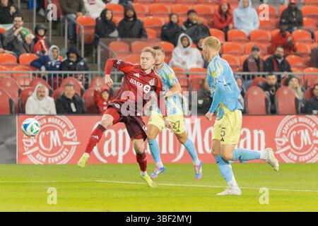 Toronto, Kanada. Mai 2025. Ola Brynhildsen #9 des Toronto FC schießt den Ball während des MLS-Spiels zwischen Toronto FC und Philadelphia Union im BMO Field. Endpunktzahl Philadelphia Union 2-1 Toronto FC. Am 28. Mai 2025 in Toronto, Kanada. (Foto: Leonardo Ramirez/Eyepix Group/SIPA USA) Credit: SIPA USA/Alamy Live News Stockfoto