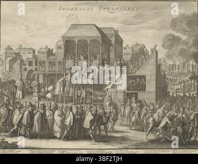 Visscher, Claes Jansz. II), Nordholland, Decker, Coenraet, Spanische Inquisition, Auto-da-fe in Valladolid, 1558, Auto-da-fe (autodafe) in Valladolid, 21. Mai 1558. Prozession von etwa dreißig Protestanten, die von der spanischen Inquisition zum Tode verurteilt wurden, an einen Ort außerhalb der Stadt, wo sie auf dem Scheiterhaufen verbrannt werden. In der Mitte ein Gebäude mit Würdenträgern, neben einem Holzstand, wo die Ketzer verurteilt werden. Die Verurteilten tragen eine spezielle Capirotte und einen Mantel mit einer Darstellung des hellmouth. In der Bildunterschrift de legenda 1-12 in Niederländisch., Druck, Historiker, Drucke, Frederik Müller Geschichtsplatten, Stockfoto