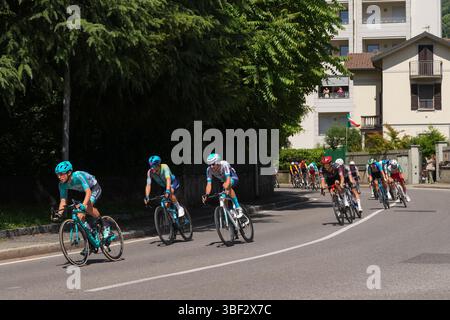 Lecco, Italien - 29.05.2025: Profi-Radfahrer fahren in Lecco während der Giro d'Italia-Veranstaltung in Lecco Stockfoto