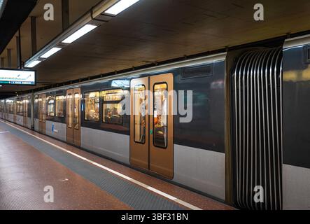 U-Bahn-Kutsche am Bahnhof Madou, Saint Josse, Brüssel, Belgien. 28. Mai 2025 Stockfoto