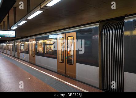 U-Bahn-Kutsche am Bahnhof Madou, Saint Josse, Brüssel, Belgien. 28. Mai 2025 Stockfoto