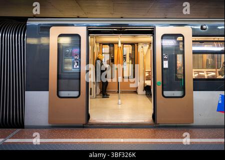U-Bahn-Kutsche am Bahnhof Madou, Saint Josse, Brüssel, Belgien. 28. Mai 2025 Stockfoto