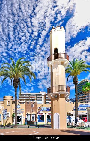 Malaga Fuengirola Escuela Nautica Segelschule am Yachthafen an einem schönen Tag vor blauem Himmel und Makrelen Wolke Stockfoto