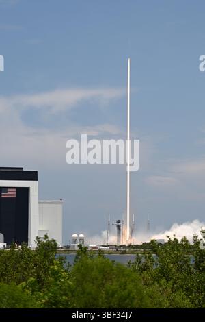 Die SpaceX Falcon 9-Rakete startet am Freitag, den 30. Mai 2025 um 13:37 Uhr vom Launch Complex 40 auf der Cape Canaveral Space Force Station, Florida, den Satelliten Global Positioning System (GPS 3). Der Satellit wurde nach der Mathematikerin Katherine Johnson benannt, deren Berechnungen zur Orbitalmechanik zur frühen menschlichen Raumfahrt der USA beitrugen. Foto: Joe Marino/UPI Credit: UPI/Alamy Live News Stockfoto