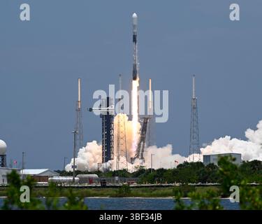 Die SpaceX Falcon 9-Rakete startet am Freitag, den 30. Mai 2025 um 13:37 Uhr vom Launch Complex 40 auf der Cape Canaveral Space Force Station, Florida, den Satelliten Global Positioning System (GPS 3). Der Satellit wurde nach der Mathematikerin Katherine Johnson benannt, deren Berechnungen zur Orbitalmechanik zur frühen menschlichen Raumfahrt der USA beitrugen. Foto: Joe Marino/UPI Credit: UPI/Alamy Live News Stockfoto