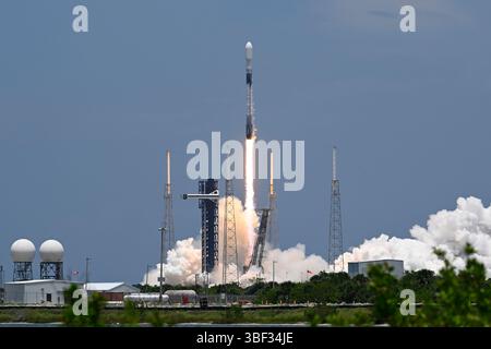 Die SpaceX Falcon 9-Rakete startet am Freitag, den 30. Mai 2025 um 13:37 Uhr vom Launch Complex 40 auf der Cape Canaveral Space Force Station, Florida, den Satelliten Global Positioning System (GPS 3). Der Satellit wurde nach der Mathematikerin Katherine Johnson benannt, deren Berechnungen zur Orbitalmechanik zur frühen menschlichen Raumfahrt der USA beitrugen. Foto: Joe Marino/UPI Credit: UPI/Alamy Live News Stockfoto