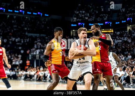 ISTANBUL, TÜRKEI - 30. MAI 2025: Turkiye Sigorta Basketball Super League (BSL) Play-Off Runde 1 Spiel zwischen Besiktas Fibabanka Istanbul und Galatasaray Istanbul in der Sinan Erem Arena. Stockfoto