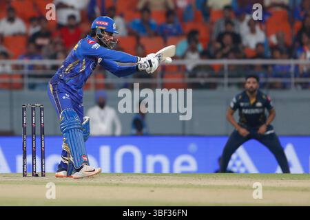 Chandigarh, Indien. 30. Mai 2025. CHANDIGARH, INDIEN – MAI 30: N. Tilak Varma von Mumbai Indians spielt beim Eliminator IPL Finals 2025 im New PCA Stadium am 30. Mai 2025 in Chandigarh, Indien, einen Schuss. (Foto: Surjeet Yadav/MB Media) Credit: MB Media Solutions/Alamy Live News Stockfoto