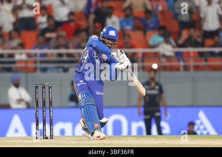 Chandigarh, Indien. 30. Mai 2025. CHANDIGARH, INDIEN – MAI 30: N. Tilak Varma von Mumbai Indians spielt beim Eliminator IPL Finals 2025 im New PCA Stadium am 30. Mai 2025 in Chandigarh, Indien, einen Schuss. (Foto: Surjeet Yadav/MB Media) Credit: MB Media Solutions/Alamy Live News Stockfoto