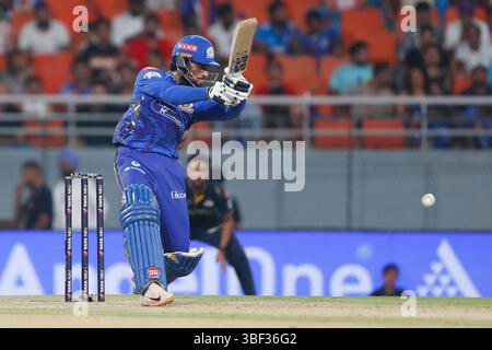Chandigarh, Indien. 30. Mai 2025. CHANDIGARH, INDIEN – MAI 30: N. Tilak Varma von Mumbai Indians spielt beim Eliminator IPL Finals 2025 im New PCA Stadium am 30. Mai 2025 in Chandigarh, Indien, einen Schuss. (Foto: Surjeet Yadav/MB Media) Credit: MB Media Solutions/Alamy Live News Stockfoto