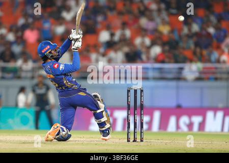 Chandigarh, Indien. 30. Mai 2025. CHANDIGARH, INDIEN – MAI 30: N. Tilak Varma von Mumbai Indians spielt beim Eliminator IPL Finals 2025 im New PCA Stadium am 30. Mai 2025 in Chandigarh, Indien, einen Schuss. (Foto: Surjeet Yadav/MB Media) Credit: MB Media Solutions/Alamy Live News Stockfoto