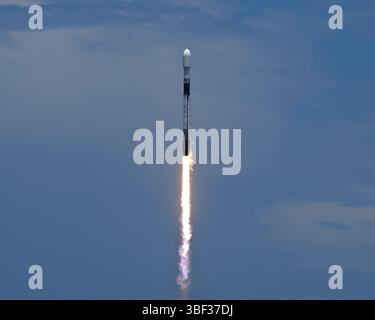 Die SpaceX Falcon 9-Rakete startet am Freitag, den 30. Mai 2025 um 13:37 Uhr vom Launch Complex 40 auf der Cape Canaveral Space Force Station, Florida, den Satelliten Global Positioning System (GPS 3). Der Satellit wurde nach der Mathematikerin Katherine Johnson benannt, deren Berechnungen zur Orbitalmechanik zur frühen menschlichen Raumfahrt der USA beitrugen. Foto: Joe Marino/UPI Credit: UPI/Alamy Live News Stockfoto