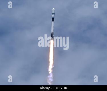 Die SpaceX Falcon 9-Rakete startet am Freitag, den 30. Mai 2025 um 13:37 Uhr vom Launch Complex 40 auf der Cape Canaveral Space Force Station, Florida, den Satelliten Global Positioning System (GPS 3). Der Satellit wurde nach der Mathematikerin Katherine Johnson benannt, deren Berechnungen zur Orbitalmechanik zur frühen menschlichen Raumfahrt der USA beitrugen. Foto: Joe Marino/UPI Credit: UPI/Alamy Live News Stockfoto
