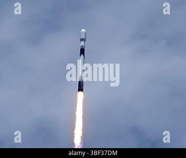 Die SpaceX Falcon 9-Rakete startet am Freitag, den 30. Mai 2025 um 13:37 Uhr vom Launch Complex 40 auf der Cape Canaveral Space Force Station, Florida, den Satelliten Global Positioning System (GPS 3). Der Satellit wurde nach der Mathematikerin Katherine Johnson benannt, deren Berechnungen zur Orbitalmechanik zur frühen menschlichen Raumfahrt der USA beitrugen. Foto: Joe Marino/UPI Credit: UPI/Alamy Live News Stockfoto