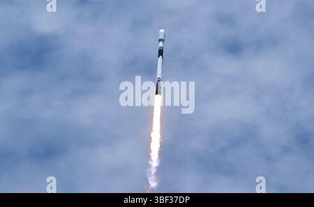 Die SpaceX Falcon 9-Rakete startet am Freitag, den 30. Mai 2025 um 13:37 Uhr vom Launch Complex 40 auf der Cape Canaveral Space Force Station, Florida, den Satelliten Global Positioning System (GPS 3). Der Satellit wurde nach der Mathematikerin Katherine Johnson benannt, deren Berechnungen zur Orbitalmechanik zur frühen menschlichen Raumfahrt der USA beitrugen. Foto: Joe Marino/UPI Credit: UPI/Alamy Live News Stockfoto