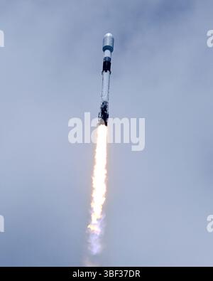 Die SpaceX Falcon 9-Rakete startet am Freitag, den 30. Mai 2025 um 13:37 Uhr vom Launch Complex 40 auf der Cape Canaveral Space Force Station, Florida, den Satelliten Global Positioning System (GPS 3). Der Satellit wurde nach der Mathematikerin Katherine Johnson benannt, deren Berechnungen zur Orbitalmechanik zur frühen menschlichen Raumfahrt der USA beitrugen. Foto: Joe Marino/UPI Credit: UPI/Alamy Live News Stockfoto