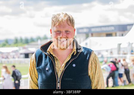 Bath and West Showground, Shepton Mallet, Großbritannien. 30. Mai 2025. Kaleb Cooper, Star von Clarkson's Farm, posierte für die Kamera bei der Royal Bath and West Show 2025. Kaleb erlangte durch seine Rolle in der populären Fernsehserie Clarkson’s Farm große Anerkennung. Als erfahrener Landarbeiter unterstützte er den Farmer Jeremy Clarkson auf der bekannten Diddly Squat Farm. John Rose/Alamy Live News Stockfoto