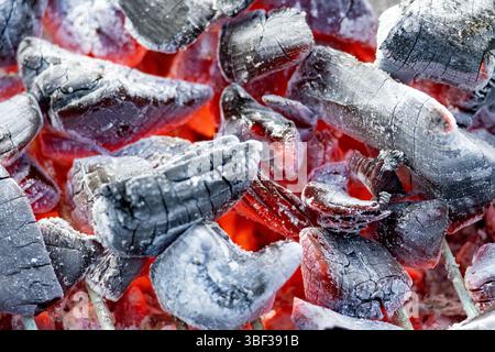 Brennende rote Kohle im Holzkohlegrill Stockfoto