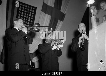 Mit Jack Teagarden (links) und Barney Bigard (rechts) spielt Armstrong im Oktober 1949 in Helsinki die Trompete. Louis Daniel Armstrong (4. August 1901 – 6. Juli 1971), auch Satchmo genannt, war ein US-amerikanischer Trompeter und Sänger. Er gehörte zu den einflussreichsten Persönlichkeiten des Jazz. Am Ende seines Lebens hatte sich sein Einfluss auf die Volksmusik ausgebreitet. Er war einer der ersten populären afroamerikanischen Entertainer, der sich bei weißem und internationalem Publikum zu großer Beliebtheit entwickelte. Armstrong sprach selten öffentlich über Rassenfragen, manchmal zum Bestürzen der Schwarzen, aber er nahm einen guten Schritt Stockfoto