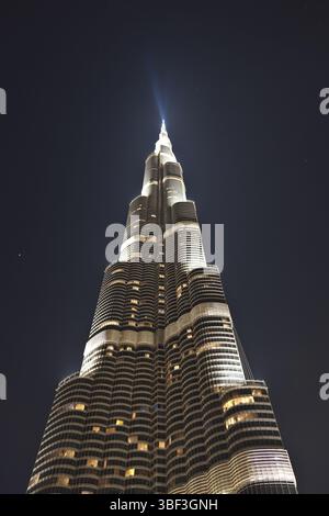Burj Khalifa, Dubai: Blick von unten, fantastische Perspektive Stockfoto