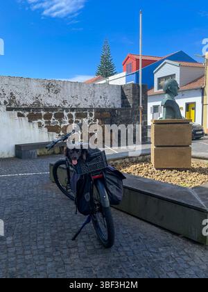 Faial Island, Portugal - 23. September 2023: Ein Fahrrad mit Satteltaschen parkt auf einem kopfsteingepflasterten Platz in Horta, Faial Island, Azoren. Stockfoto