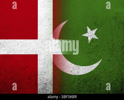 Die Nationalflagge des Königreichs Dänemark mit der Nationalflagge der Islamischen Republik Pakistan. Grunge Hintergrund Stockfoto