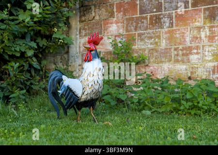 Eine dekorative Eisenhühne in einem Garten Stockfoto