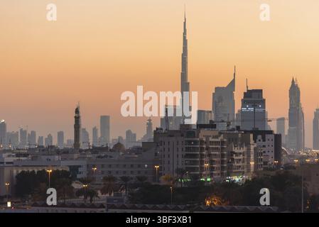 Vereinigte Arabische Emirate, DUBAI - 27. DEZEMBER: Blick auf die Stadt Dubai vom Ufer des Dubai Creek bei Nacht am 27. Dezember 2014 Stockfoto
