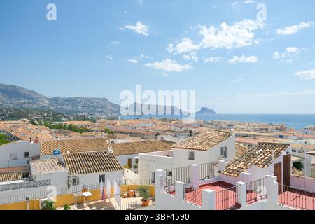 Blick aus der Vogelperspektive auf Altea alte Häuser, das Mittelmeer und die Berge. Altea ist eine kleine malerische Stadt, ein beliebtes Touristenziel in Alicante Stockfoto