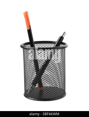 Stift und Bleistift in Halter isoliert auf weiß Stockfoto