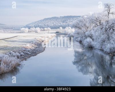 Der Fluss Unstrut im Unstrut-Tal im Winter, Felder, Bäume und Wälder mit Raureif bedeckt, Memleben, Sachsen-Anhalt, Deutschland, Europa Stockfoto