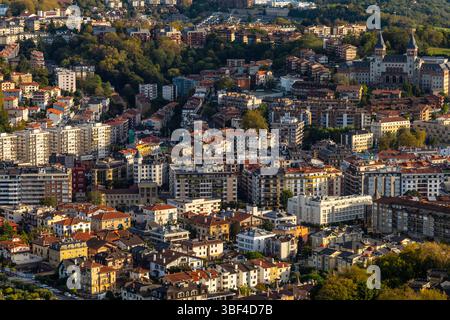 Aus der Vogelperspektive der Häuser im Antigue-Viertel von Monte Igueldo, San Sebastian, Spanien Stockfoto