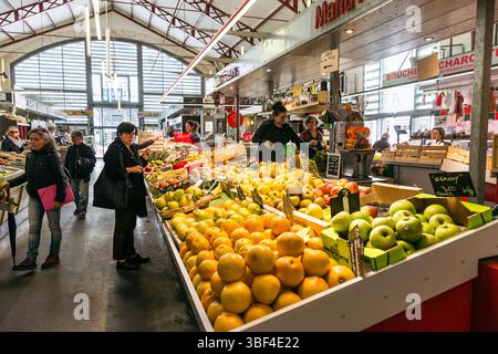 Obst und Gemüse Abschaltdruck am Mercado Les Halles, Biarritz, Frankreich Stockfoto