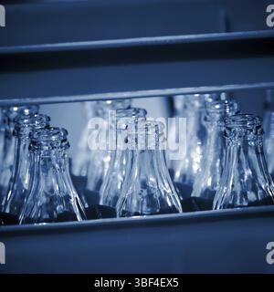 Kiste mit leeren Glasflaschen. Farbe des Jahres 2020 Classic blau getönt. Null Abfall, Wiederverwendung und Recycling Konzept Stockfoto