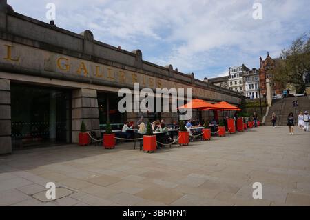 Leute sitzen draußen in einem Café in den National Galleries of Scotland, Edinburgh, Schottland, Großbritannien Stockfoto