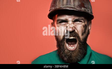 Baumeister. Nahaufnahme Porträt eines schreienden wütenden Architekten, Vorarbeiters oder Baumeisters in Uniform und Schutzhelm. Schreiender Ingenieur oder Bauarbeiter Stockfoto