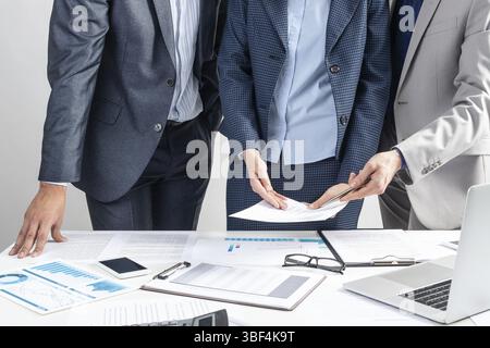 Teamwork-Konzept mit Geschäftsleuten. Gruppe von Geschäftsleuten, die sich im Konferenzraum treffen. Präsentation, Analyse und Planung von Geschäftsideen. O Stockfoto