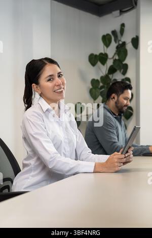Fokussierte Teamarbeit: Zwei Startup-Kollegen besprechen die Folien gemeinsam und perfektionieren ihr Pitch-Deck vor einem wichtigen Investorentreffen. Stockfoto
