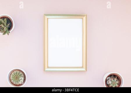 Kreative flach overhead Draufsicht kleine Töpfe mit dekorativen Kakteen Pflanzen mit Kopie Speicherplatz auf Tausendjährigen rosa Papier mock up in minimalistischem Stil. F Stockfoto