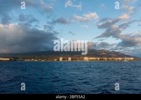Wunderschöne aussicht auf den Kaanapali Beach bei Sonnenuntergang von einem Boot aus gesehen, Maui, Hawaii Stockfoto