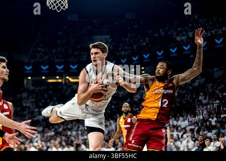 ISTANBUL, TÜRKEI - 30. MAI 2025: Turkiye Sigorta Basketball Super League (BSL) Play-Off Runde 1 Spiel zwischen Besiktas Fibabanka Istanbul und Galatasaray Istanbul in der Sinan Erem Arena. Stockfoto